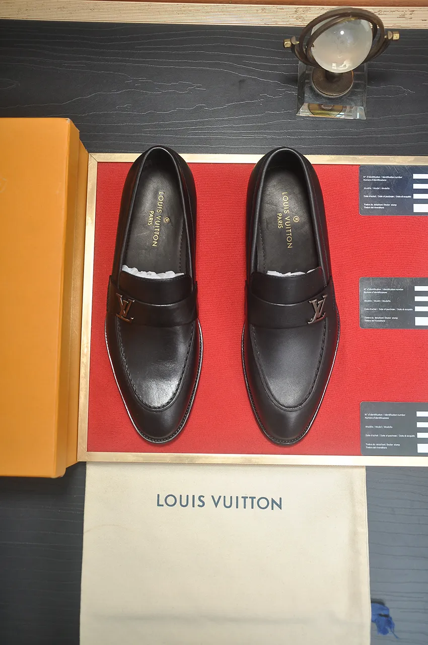 Men's men's shoes 💰540💶 [LV] (original single cowhide lining) 🍀LV's latest genuine leather business suit shoes are launched simultaneously on the official website. The first-layer cowhide imported from Italy is made of heavy gold, 💥official website 1:1 rubber outsole. Versatile to wear, high-end without losing class, and the color combination is extraordinary. This four-season style is alluring when worn on your feet, showing off your big-name flair. Standard code 38-45 (45 customized)